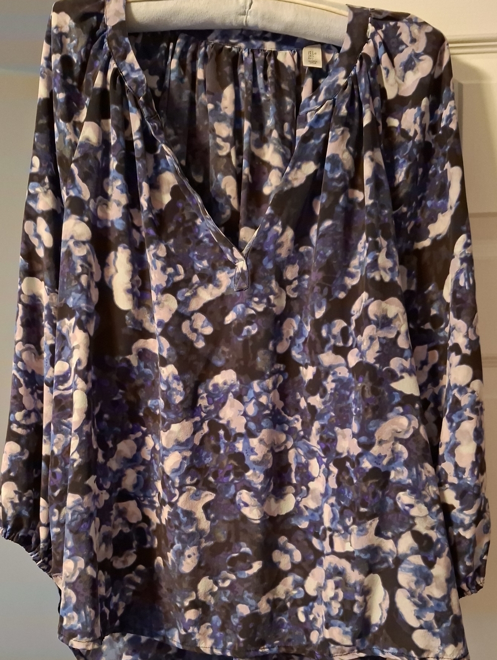 Silk 100% Women's Floral-Print V-Neck Blouse in Blue and White -